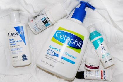 découvrez une routine quotidienne de soins de la peau adaptée à tous les types de peau pour un teint éclatant et une peau saine.