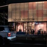 découvrez les origines fascinantes des marques de luxe emblématiques et plongez dans l'histoire qui a façonné leur prestige mondial.