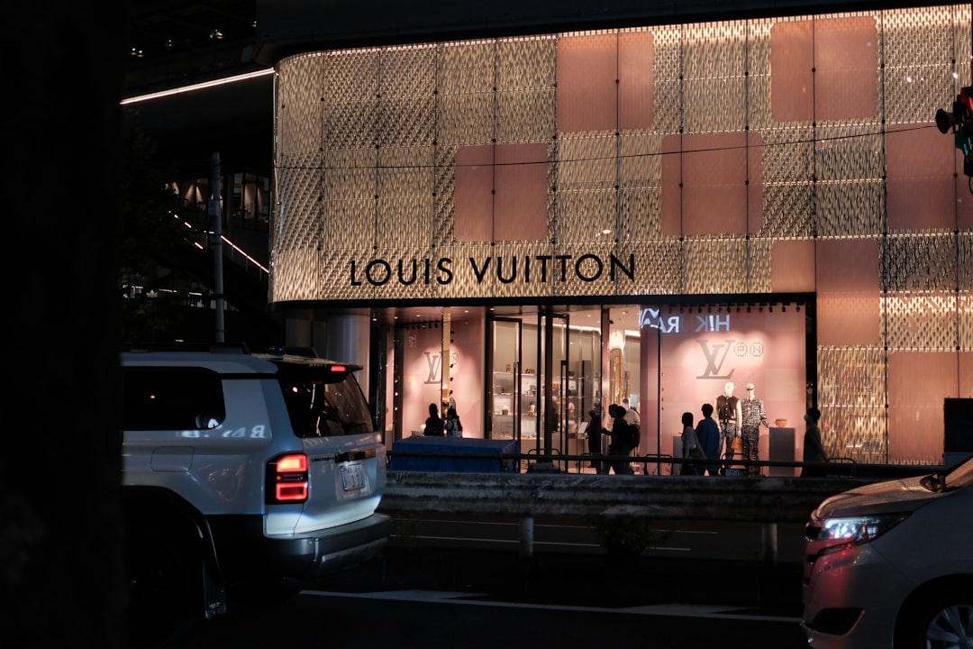 découvrez les origines fascinantes des marques de luxe emblématiques et plongez dans l'histoire qui a façonné leur prestige mondial.