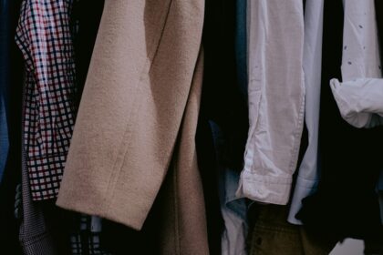 découvrez comment faire un wardrobe detox efficace pour trier, organiser et renouveler votre garde-robe, en gardant uniquement l'essentiel et en adoptant un style durable.