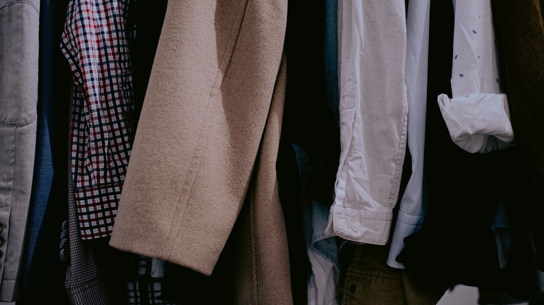 découvrez comment faire un wardrobe detox efficace pour trier, organiser et renouveler votre garde-robe, en gardant uniquement l'essentiel et en adoptant un style durable.