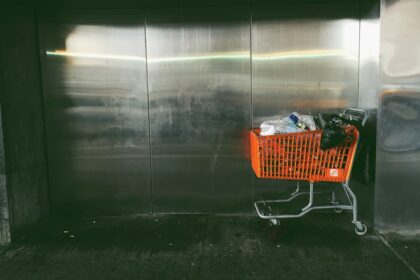 découvrez les comportements des consommateurs et les facteurs qui influencent leurs décisions d'achat pour mieux comprendre le marché.