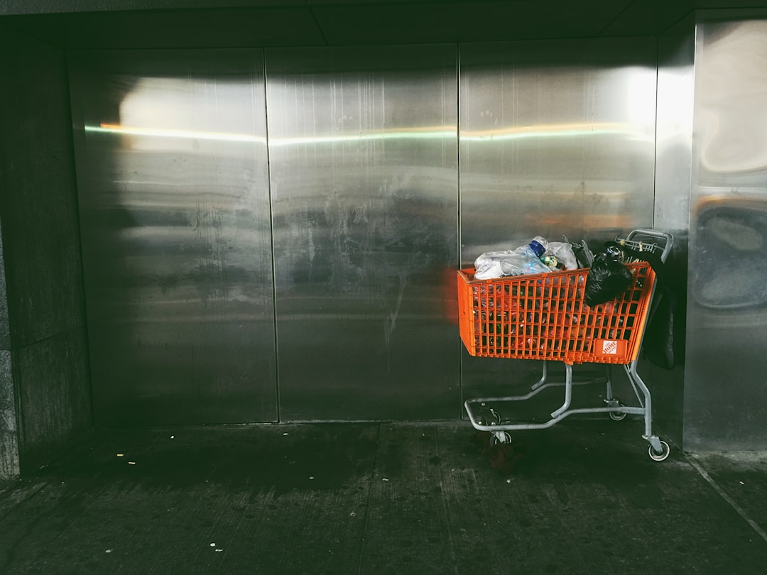 découvrez les comportements des consommateurs et les facteurs qui influencent leurs décisions d'achat pour mieux comprendre le marché.