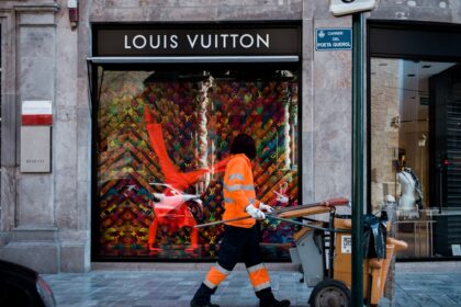 découvrez la nouvelle réglementation de l'union européenne sur la fast-fashion visant à promouvoir une mode durable et responsable en europe.
