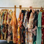 découvrez les tendances de la fast fashion : des vêtements à la mode, abordables et renouvelés rapidement pour suivre le rythme effréné de la mode contemporaine.