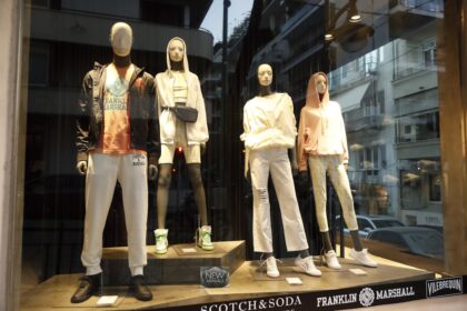 découvrez les régulations de la fast fashion visant à réduire l'impact environnemental et améliorer les conditions sociales dans l'industrie textile.
