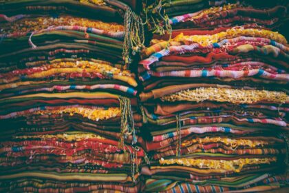 découvrez les méthodes innovantes de recyclage textile pour réduire les déchets, préserver l'environnement et promouvoir une mode durable et responsable.