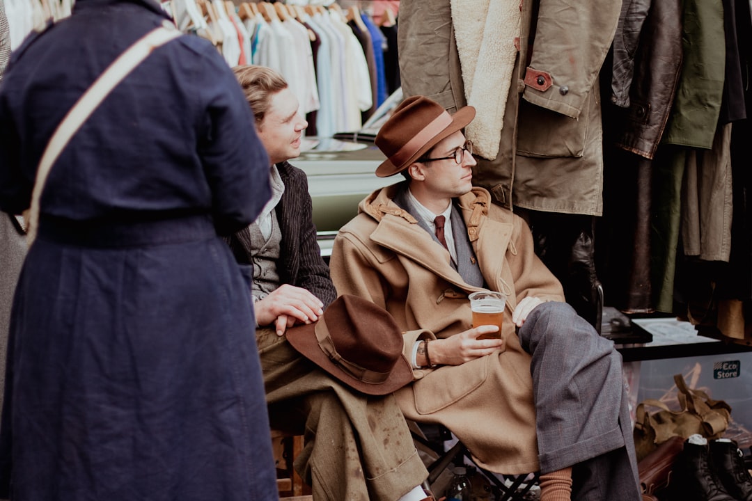 découvrez la mode vintage : styles intemporels, pièces rétro uniques et conseils pour adopter un look authentique et élégant.