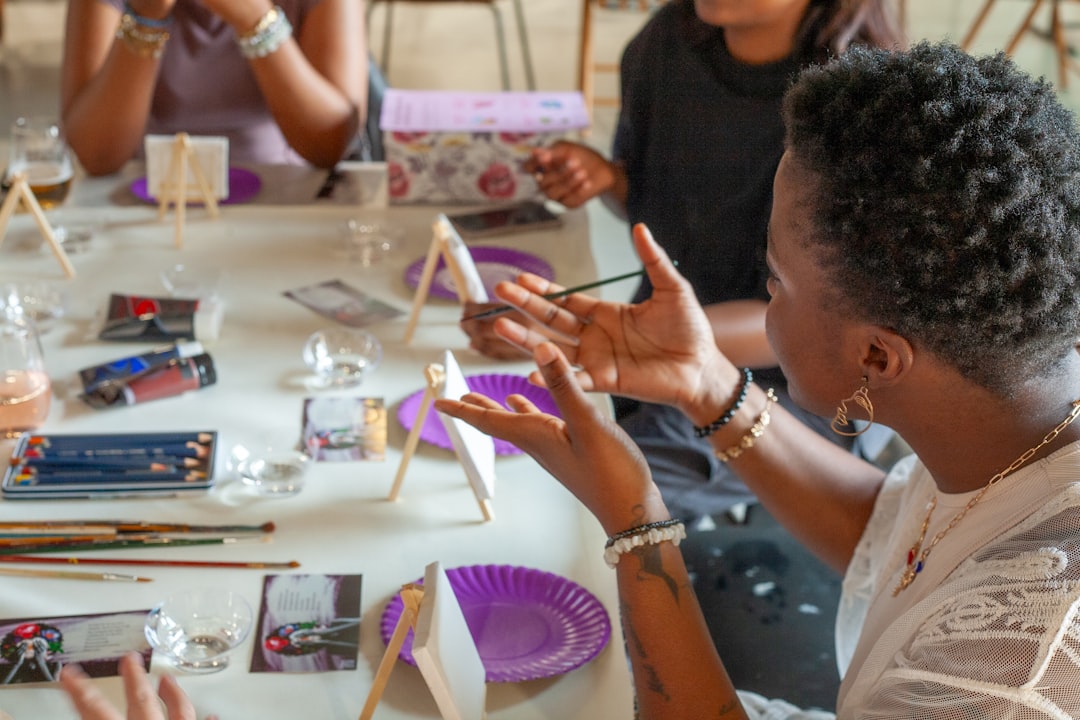 ateliers créatifs pour stimuler votre imagination et développer vos talents artistiques dans une ambiance conviviale.