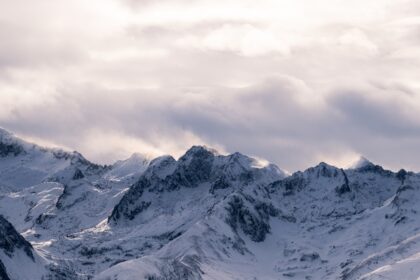découvrez les pyrénées, une chaîne de montagnes spectaculaire offrant des paysages naturels magnifiques, des activités de plein air variées et une richesse culturelle unique entre la france et l'espagne.