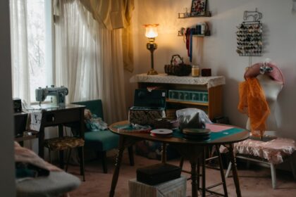 découvrez notre atelier de mode fait main, où chaque pièce est créée avec passion et savoir-faire artisanal pour un style unique et authentique.