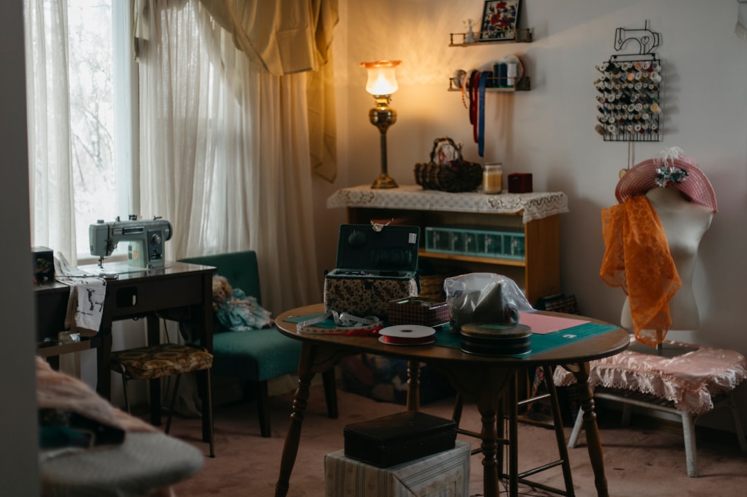 découvrez notre atelier de mode fait main, où chaque pièce est créée avec passion et savoir-faire artisanal pour un style unique et authentique.