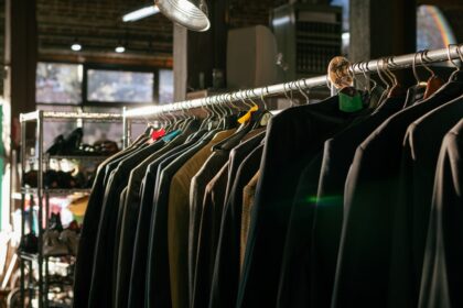 découvrez notre pop-up thrift shop : des vêtements et accessoires vintage uniques à prix abordables, pour un shopping éco-responsable et tendance.