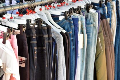 découvrez notre thrift store : des vêtements uniques, accessoires vintage et trésors à petit prix pour un shopping responsable et stylé.