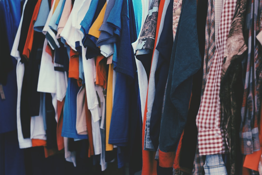 découvrez nos conseils pratiques pour désencombrer votre garde-robe et optimiser votre espace. simplifiez votre quotidien avec une armoire organisée et fonctionnelle.