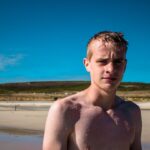 découvrez le nudging, une méthode douce d'influence comportementale utilisée pour encourager des décisions bénéfiques sans contrainte, en s'appuyant sur la psychologie et l'économie comportementale.