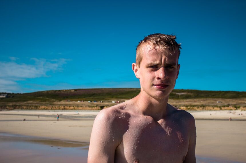 découvrez le nudging, une méthode douce d'influence comportementale utilisée pour encourager des décisions bénéfiques sans contrainte, en s'appuyant sur la psychologie et l'économie comportementale.