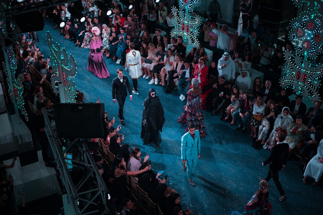 découvrez l'univers de la fast fashion : des tendances actuelles à prix abordables, renouvelées rapidement pour un style toujours à la pointe.