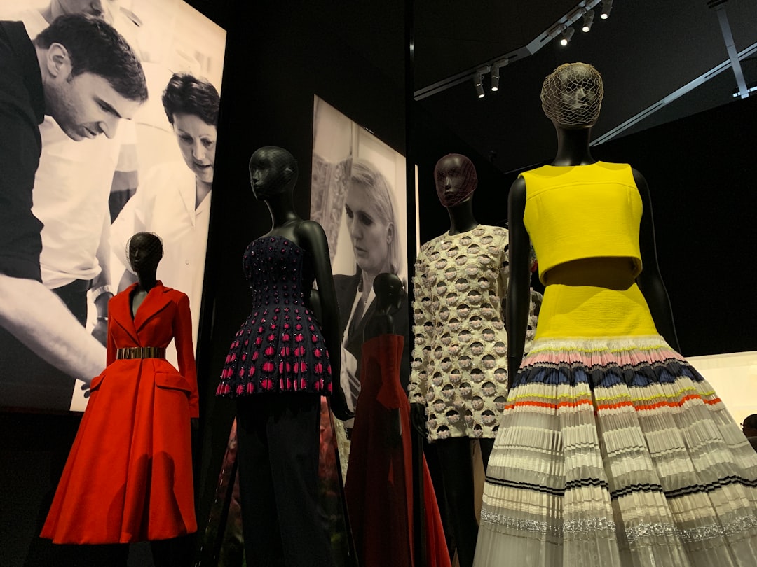 découvrez l'univers de la fast fashion : des tendances mode rapides, accessibles et renouvelées constamment pour un style toujours à la pointe.