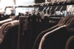 découvrez la loi sur la fast fashion visant à réguler l'industrie textile pour un impact environnemental réduit et des pratiques éthiques renforcées.