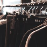 découvrez la loi sur la fast fashion visant à réguler l'industrie textile pour un impact environnemental réduit et des pratiques éthiques renforcées.