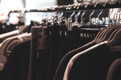 découvrez la loi sur la fast fashion visant à réguler l'industrie textile pour un impact environnemental réduit et des pratiques éthiques renforcées.