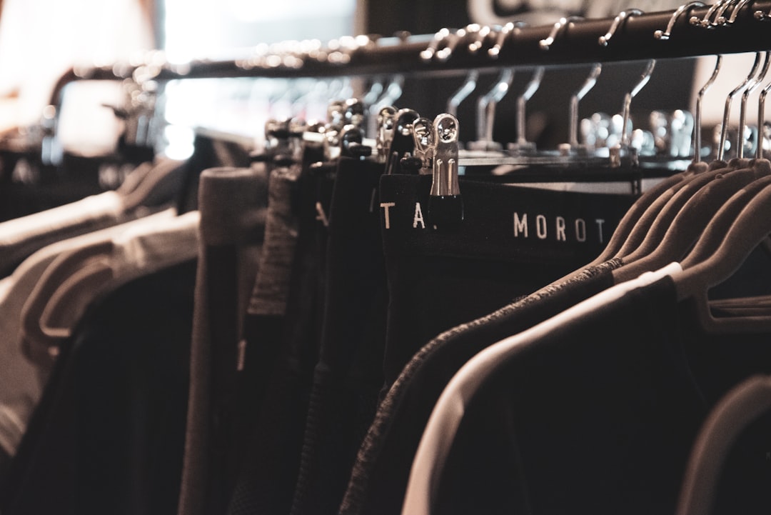 découvrez la loi sur la fast fashion visant à réguler l'industrie textile pour un impact environnemental réduit et des pratiques éthiques renforcées.