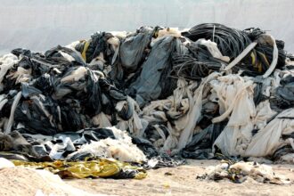 découvrez comment le recyclage dans la fast fashion contribue à réduire les déchets textiles et à promouvoir une mode plus durable et responsable.