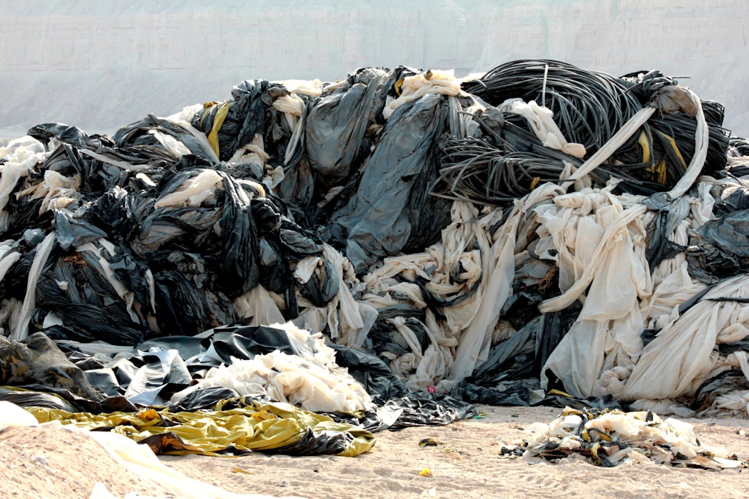 découvrez comment le recyclage dans la fast fashion contribue à réduire les déchets textiles et à promouvoir une mode plus durable et responsable.