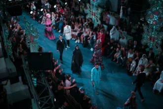 Vêtements fast fashion suspendus, illustration des nouveaux mots du dictionnaire 2027