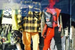 Tenues colorés d'adolescents illustrant les pièges à éviter