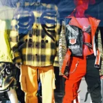 Tenues colorés d'adolescents illustrant les pièges à éviter