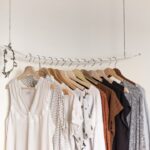 découvrez la mode durable : alliez style et éthique en choisissant des vêtements respectueux de l'environnement et des conditions de travail équitables.