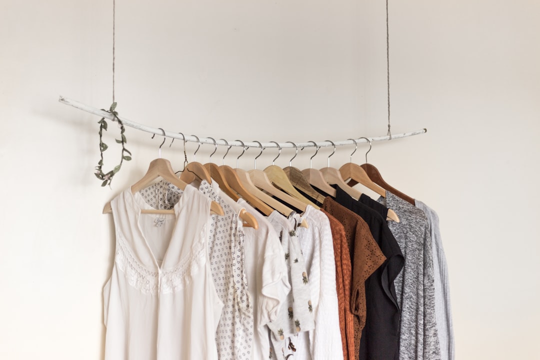 découvrez la mode durable : alliez style et éthique en choisissant des vêtements respectueux de l'environnement et des conditions de travail équitables.