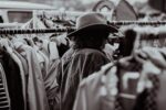 découvrez comment évaluer et fixer le prix de vos vêtements vintage avec nos conseils experts pour maximiser la valeur de vos pièces uniques.