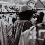 découvrez comment évaluer et fixer le prix de vos vêtements vintage avec nos conseils experts pour maximiser la valeur de vos pièces uniques.