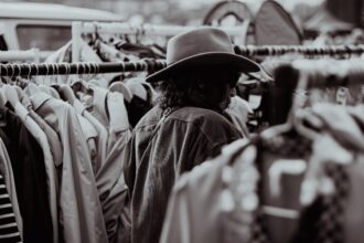 découvrez comment évaluer et fixer le prix de vos vêtements vintage avec nos conseils experts pour maximiser la valeur de vos pièces uniques.