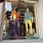 découvrez la loi anti-fast fashion visant à lutter contre la surconsommation textile, promouvoir la mode durable et réduire l'impact environnemental de l'industrie de l'habillement.