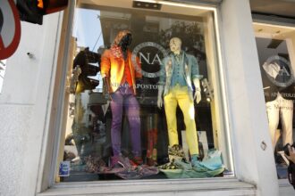 découvrez la loi anti-fast fashion visant à lutter contre la surconsommation textile, promouvoir la mode durable et réduire l'impact environnemental de l'industrie de l'habillement.