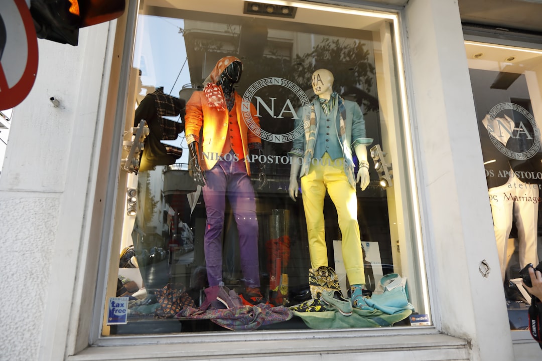 découvrez la loi anti-fast fashion visant à lutter contre la surconsommation textile, promouvoir la mode durable et réduire l'impact environnemental de l'industrie de l'habillement.