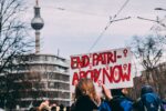 découvrez la loi anti-fast-fashion visant à réduire l'impact environnemental de l'industrie textile en limitant la surconsommation et en favorisant une mode durable et éthique.