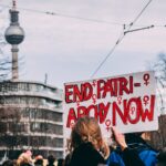 découvrez la loi anti-fast-fashion visant à réduire l'impact environnemental de l'industrie textile en limitant la surconsommation et en favorisant une mode durable et éthique.