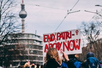 découvrez la loi anti-fast-fashion visant à réduire l'impact environnemental de l'industrie textile en limitant la surconsommation et en favorisant une mode durable et éthique.
