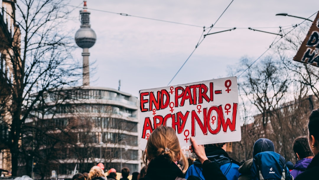 découvrez la loi anti-fast-fashion visant à réduire l'impact environnemental de l'industrie textile en limitant la surconsommation et en favorisant une mode durable et éthique.