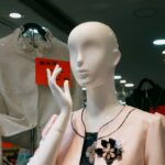 découvrez la loi anti-fast fashion visant à réduire l'impact environnemental de la mode rapide en promouvant des pratiques durables et éthiques dans l'industrie textile.