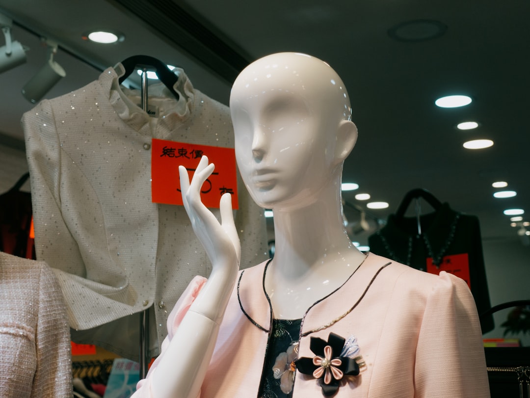 découvrez la loi anti-fast fashion visant à réduire l'impact environnemental de la mode rapide en promouvant des pratiques durables et éthiques dans l'industrie textile.