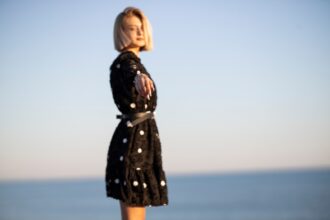 découvrez notre robe d'été brodée, alliant élégance et légèreté pour un style unique et raffiné sous le soleil.