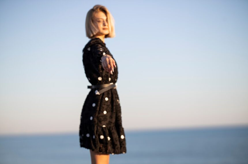 découvrez notre robe d'été brodée, alliant élégance et légèreté pour un style unique et raffiné sous le soleil.