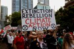découvrez le rôle et les actions des militants d'extinction rebellion, un mouvement engagé pour la justice climatique et la protection de l'environnement.