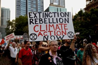 découvrez le rôle et les actions des militants d'extinction rebellion, un mouvement engagé pour la justice climatique et la protection de l'environnement.